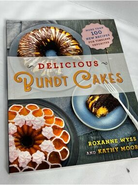 Delicious Bundt Cakes Cookbook - Colorful Cover